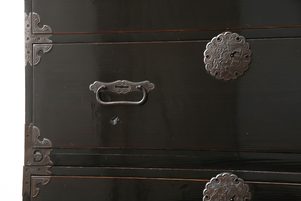  アンティーク家具　美品　大正昭和初期　和の風格漂う黒漆塗りが魅力の重ね庄内箪笥(時代箪笥、重ね箪笥、引き出し、チェスト)(R-055329)