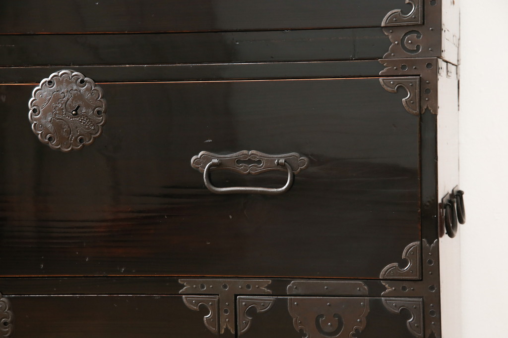  アンティーク家具　美品　大正昭和初期　和の風格漂う黒漆塗りが魅力の重ね庄内箪笥(時代箪笥、重ね箪笥、引き出し、チェスト)(R-055329)
