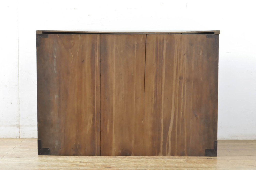 和製アンティーク　真鍮(しんちゅう)金具　縁の桑材がアクセント!上品なデザインが魅力の時代箪笥ローボード(テレビ台、サイドボード、リビングボード、引き出し、収納棚、戸棚)(R-065190)