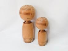 内閣総理大臣賞受賞作家　狩野千代松　創作こけし　「静心」　高さ (大)約13cm/(小)約11cm　無垢な表情が可愛らしいこけし2点セット(郷土人形玩具、伝統工芸、民芸品、置物、ディスプレイ、木彫　木製)(R-079508)