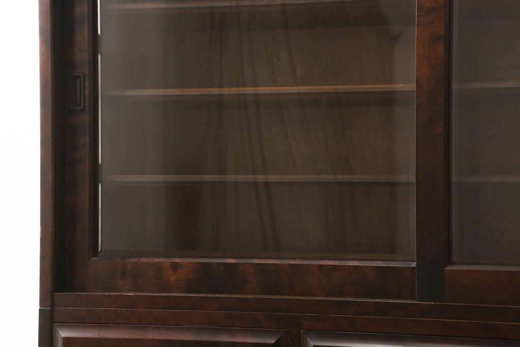 中古　美品　北海道民芸家具　美しい木肌とシックな佇まいが魅力的な重ね戸棚(収納棚、食器棚、飾り棚、キャビネット)(R-060193)