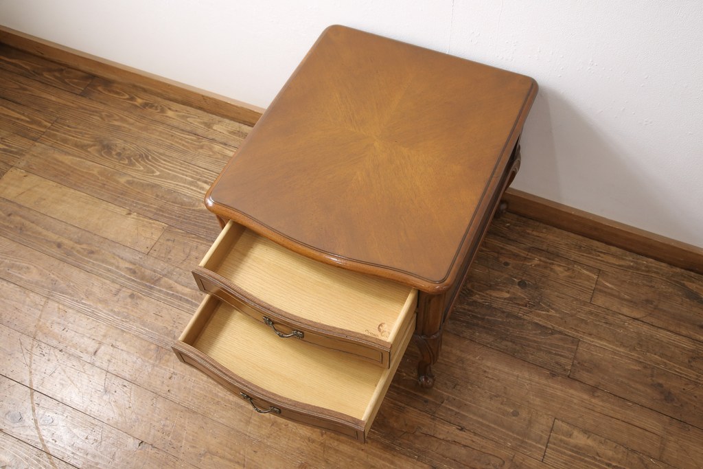 中古美品　DREXEL HERITAGE(ドレクセルヘリテイジ)　Touraine(ツーレイン)　マホガニー材　気品ある佇まいが美しいサイドテーブル(ナイトテーブル、エンドテーブル、サイドチェスト)(R-052329)