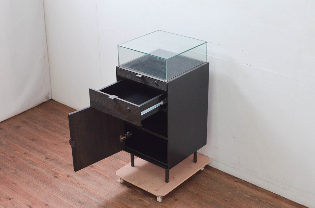 中古　美品　特注品　アンティーク調　収納付きのシンプルなショーケース(ガラスケース、Gケース、コレクションケース、ディスプレイケース、展示台、展示ケース、ジュエリーケース、飾り台、陳列台、サイドキャビネット、店舗什器)(R-077846)