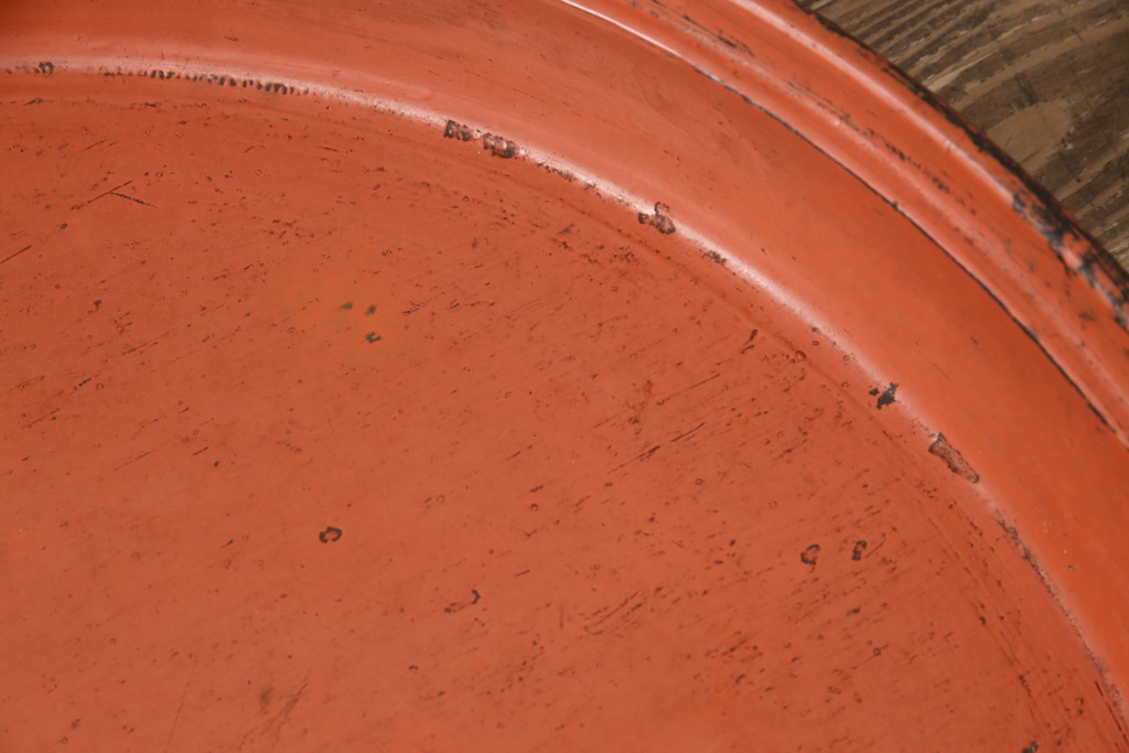 古い　漆塗り　根来塗　朱色が華やぎを演出する丸盆(漆器、トレー)(R-055507)