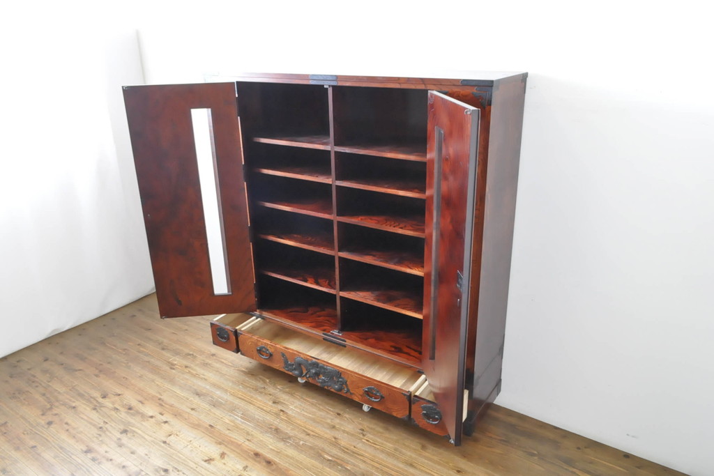中古　美品　最高級　特注品　岩谷堂箪笥　龍の手打ち金具が存在感を放つ収納棚(戸棚、キャビネット、下駄箱、靴箱、シューズボックス、上下バラ売り可能)(R-063462)