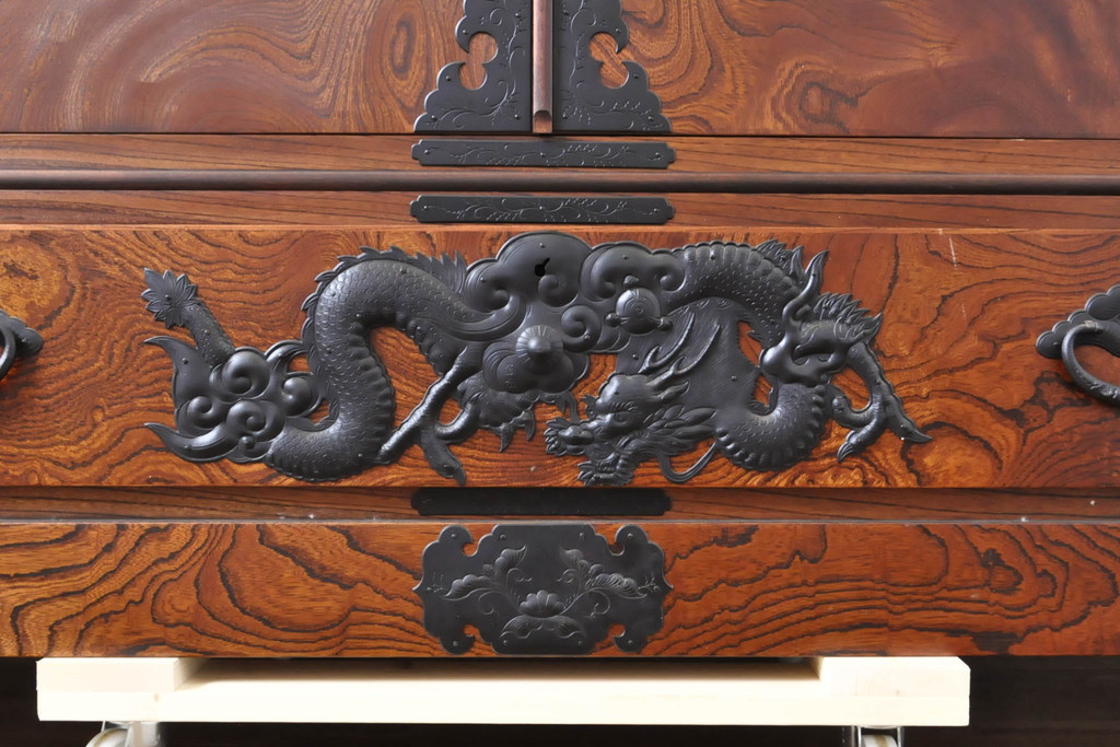 中古　美品　最高級　特注品　岩谷堂箪笥　龍の手打ち金具が存在感を放つ収納棚(戸棚、キャビネット、下駄箱、靴箱、シューズボックス、上下バラ売り可能)(R-063462)