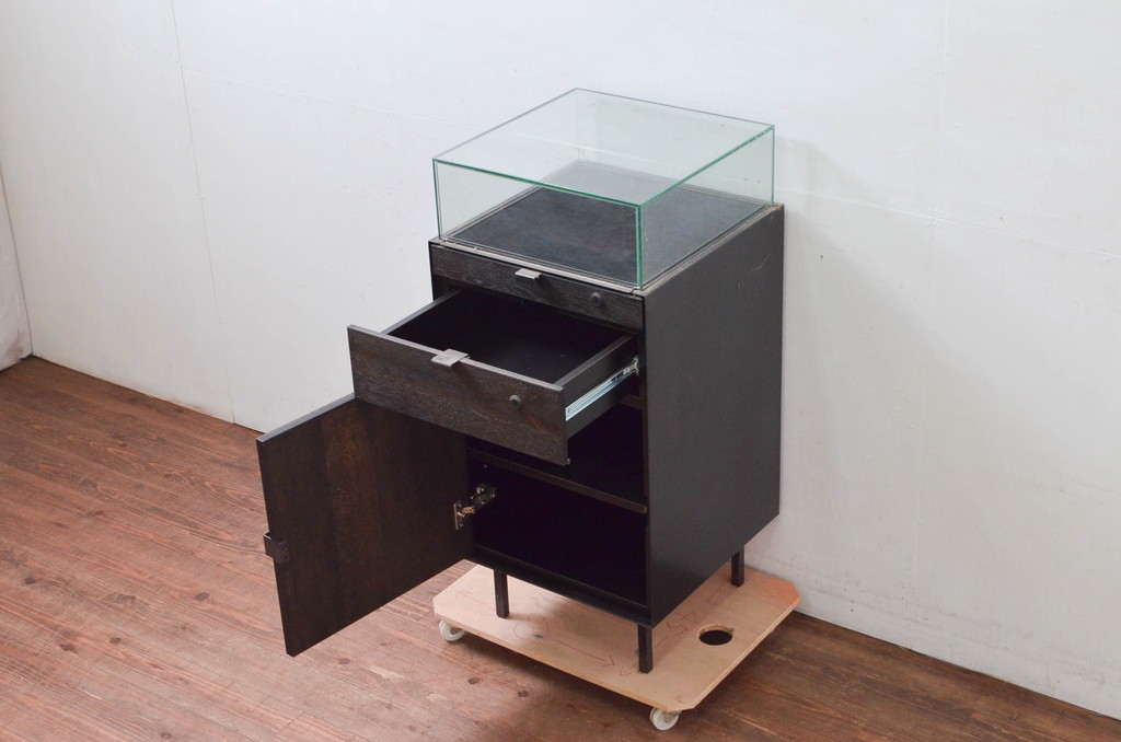 中古　美品　特注品　アンティーク調　収納付きのシンプルなショーケース(ガラスケース、Gケース、コレクションケース、ディスプレイケース、展示台、展示ケース、ジュエリーケース、飾り台、陳列台、サイドキャビネット、店舗什器)(R-077848)