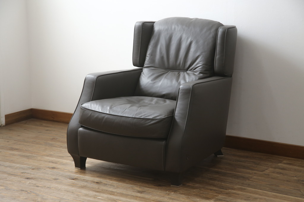 中古　プラスカーサ取り扱い　NATUZZI ITALIA(ナツッジイタリア)　AMADEUS(アマデウス)　メンズライクな空間づくりに活躍する1人掛けソファ(一人掛け、アームソファ、1P)(定価約45万円)(R-079099)