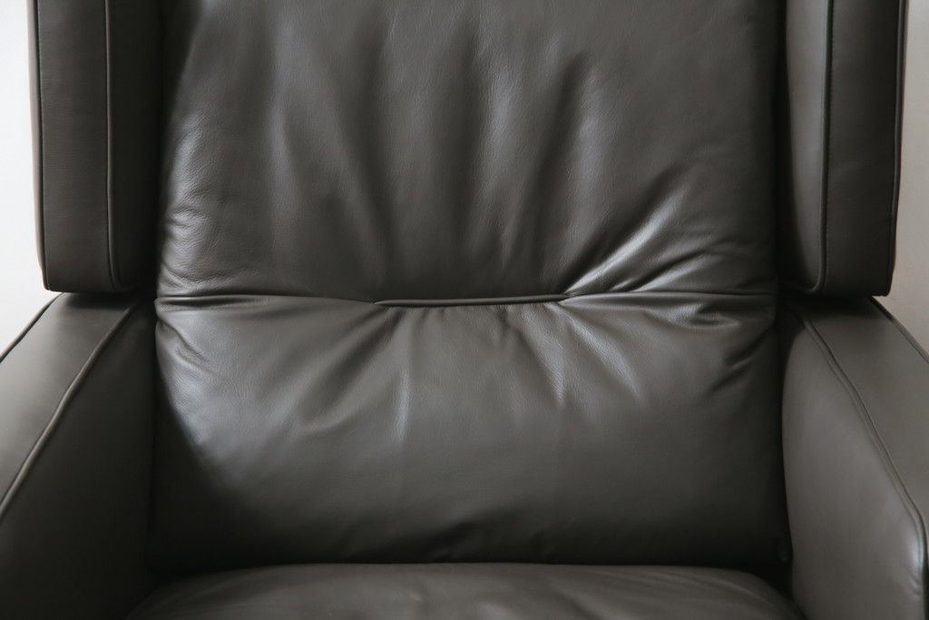 中古　プラスカーサ取り扱い　NATUZZI ITALIA(ナツッジイタリア)　AMADEUS(アマデウス)　メンズライクな空間づくりに活躍する1人掛けソファ(一人掛け、アームソファ、1P)(定価約45万円)(R-079099)