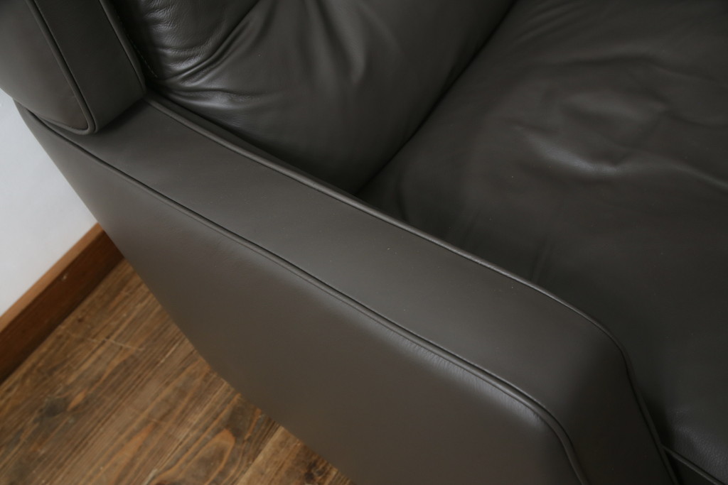 中古　プラスカーサ取り扱い　NATUZZI ITALIA(ナツッジイタリア)　AMADEUS(アマデウス)　メンズライクな空間づくりに活躍する1人掛けソファ(一人掛け、アームソファ、1P)(定価約45万円)(R-079099)