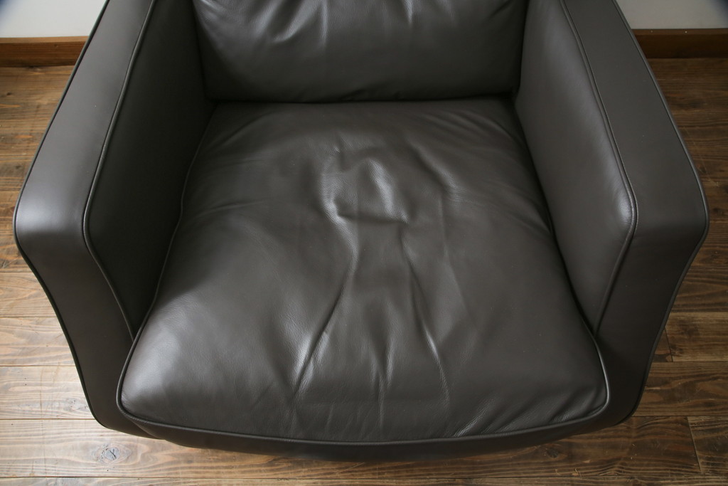 中古　プラスカーサ取り扱い　NATUZZI ITALIA(ナツッジイタリア)　AMADEUS(アマデウス)　メンズライクな空間づくりに活躍する1人掛けソファ(一人掛け、アームソファ、1P)(定価約45万円)(R-079099)
