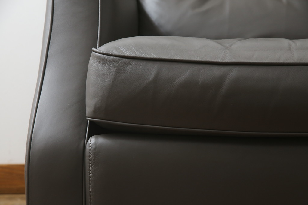 中古　プラスカーサ取り扱い　NATUZZI ITALIA(ナツッジイタリア)　AMADEUS(アマデウス)　メンズライクな空間づくりに活躍する1人掛けソファ(一人掛け、アームソファ、1P)(定価約45万円)(R-079099)