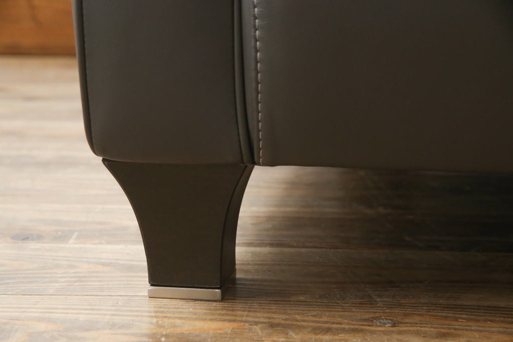 中古　プラスカーサ取り扱い　NATUZZI ITALIA(ナツッジイタリア)　AMADEUS(アマデウス)　メンズライクな空間づくりに活躍する1人掛けソファ(一人掛け、アームソファ、1P)(定価約45万円)(R-079099)