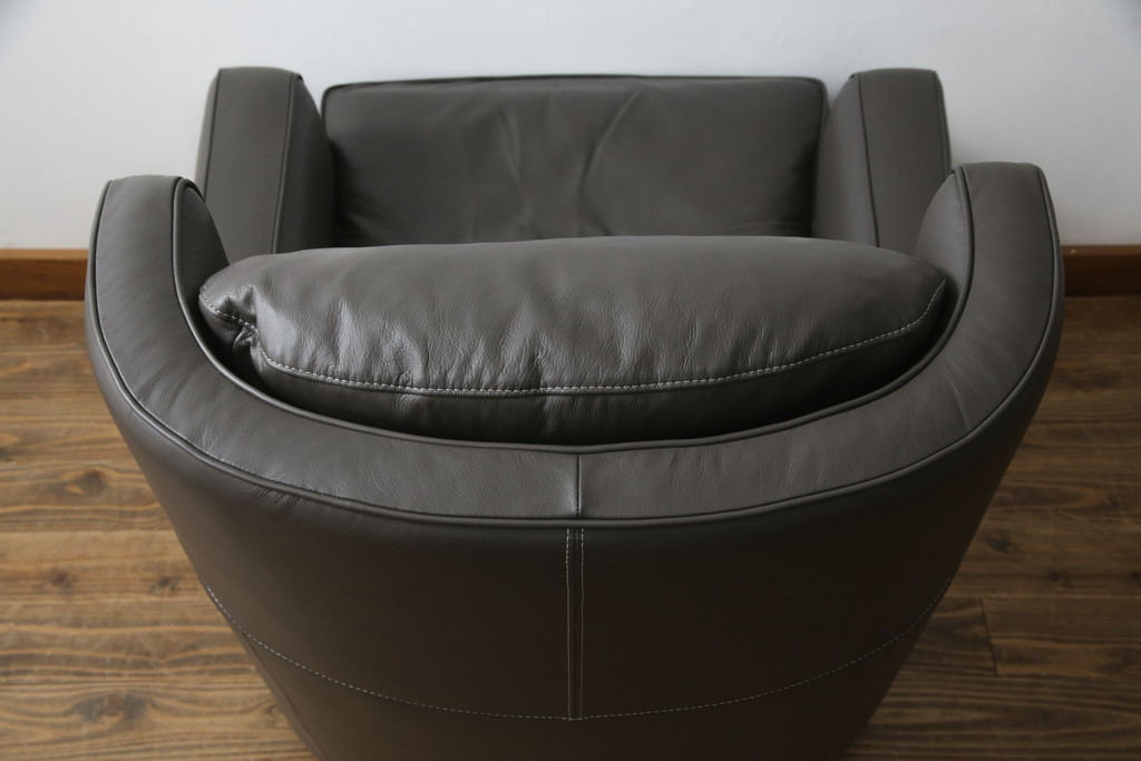 中古　プラスカーサ取り扱い　NATUZZI ITALIA(ナツッジイタリア)　AMADEUS(アマデウス)　メンズライクな空間づくりに活躍する1人掛けソファ(一人掛け、アームソファ、1P)(定価約45万円)(R-079099)