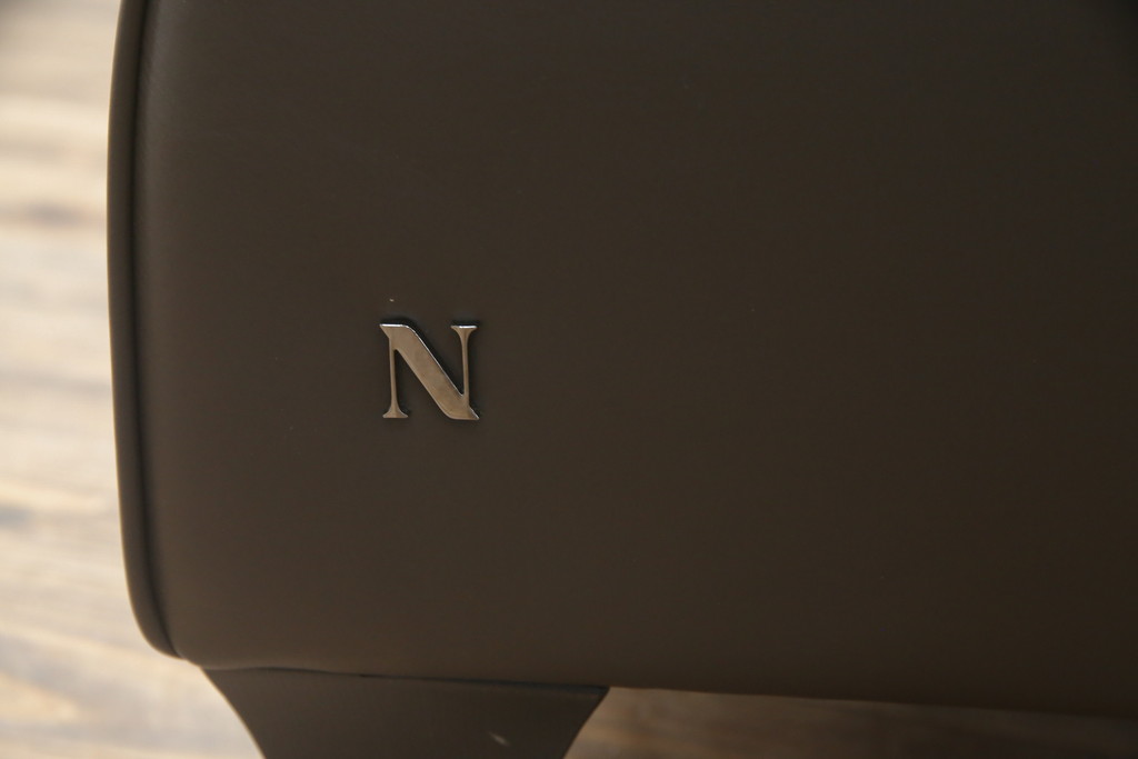 中古　プラスカーサ取り扱い　NATUZZI ITALIA(ナツッジイタリア)　AMADEUS(アマデウス)　メンズライクな空間づくりに活躍する1人掛けソファ(一人掛け、アームソファ、1P)(定価約45万円)(R-079099)