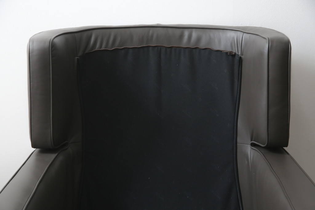 中古　プラスカーサ取り扱い　NATUZZI ITALIA(ナツッジイタリア)　AMADEUS(アマデウス)　メンズライクな空間づくりに活躍する1人掛けソファ(一人掛け、アームソファ、1P)(定価約45万円)(R-079099)