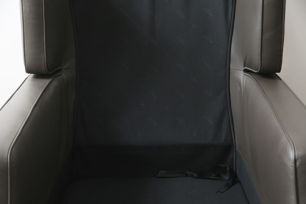 中古　プラスカーサ取り扱い　NATUZZI ITALIA(ナツッジイタリア)　AMADEUS(アマデウス)　メンズライクな空間づくりに活躍する1人掛けソファ(一人掛け、アームソファ、1P)(定価約45万円)(R-079099)