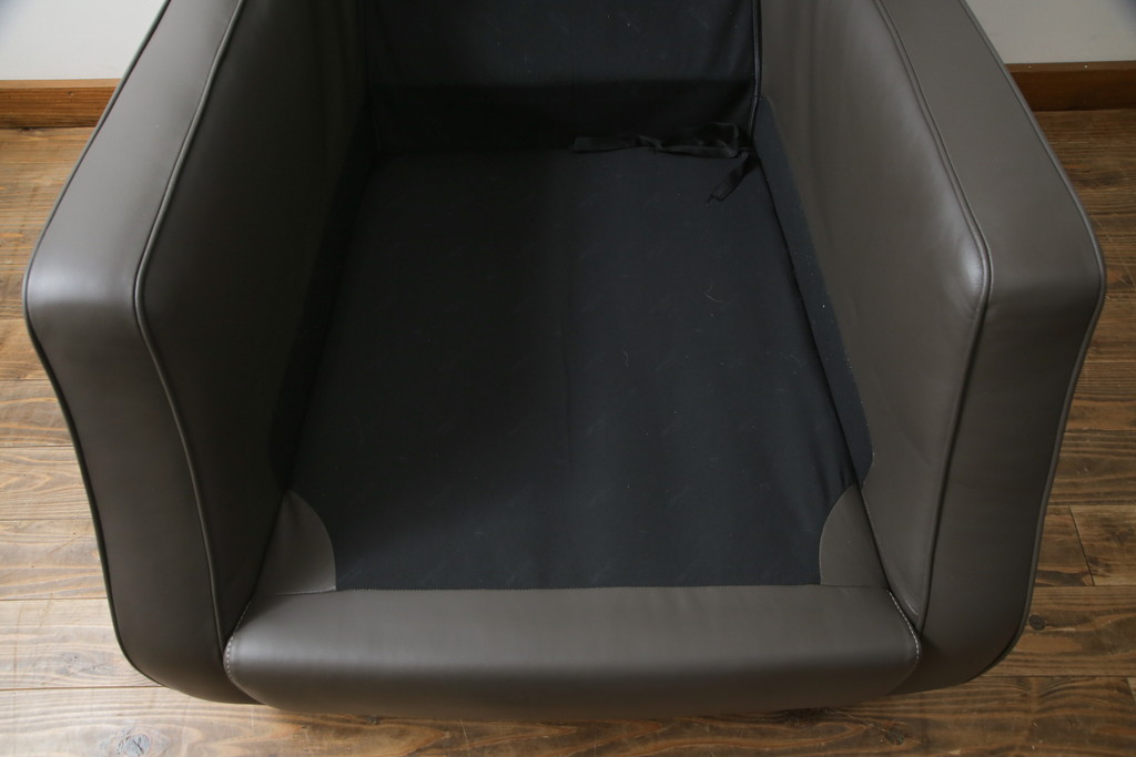 中古　プラスカーサ取り扱い　NATUZZI ITALIA(ナツッジイタリア)　AMADEUS(アマデウス)　メンズライクな空間づくりに活躍する1人掛けソファ(一人掛け、アームソファ、1P)(定価約45万円)(R-079099)