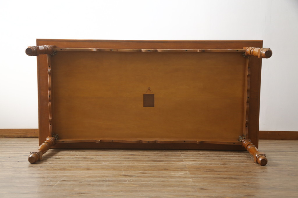 中古　横浜クラシック家具　ダニエル(daniel)　アーリーアメリカンシリーズ　Michel(ミッシェル)　A-307　ヨーロピアンな装飾が上品なダイニングテーブル(ミッシェルテーブル、4人掛け、6人掛け、食卓)(R-079035)