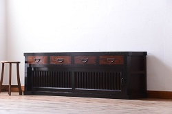 中古　美品　欅(ケヤキ)材　美しい木目と梅の彫刻が目を引く八尺サイズの茶箪笥(茶たんす、茶タンス、茶棚、飾り棚、収納棚、戸棚)(定価約120万円)(R-080790)
