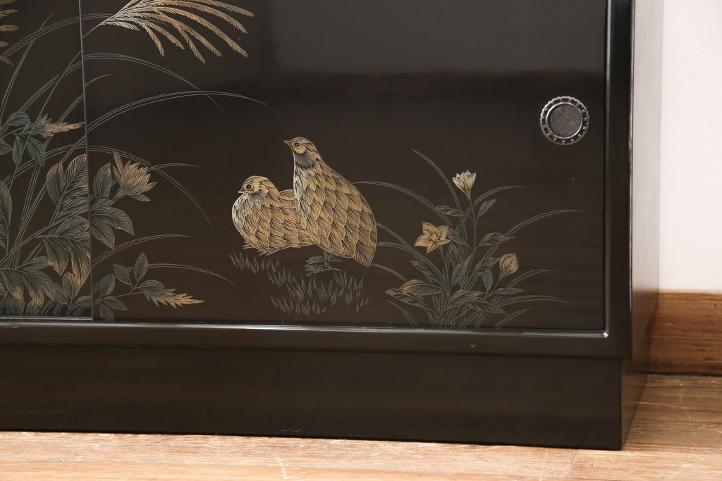 中古　美品　モリシゲ(MORISHIGE/森繁)　漆絵　繊細な絵柄が上品な雰囲気を醸し出す和棚(飾り棚、戸棚、茶棚)(R-055266)
