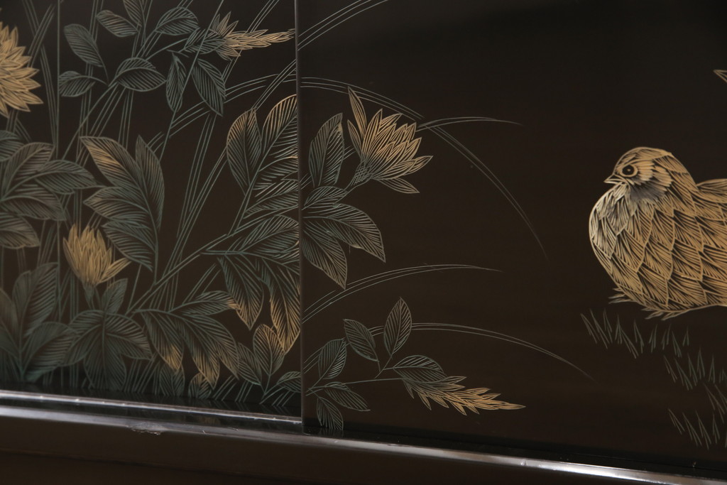 中古　美品　モリシゲ(MORISHIGE/森繁)　漆絵　繊細な絵柄が上品な雰囲気を醸し出す和棚(飾り棚、戸棚、茶棚)(R-055266)
