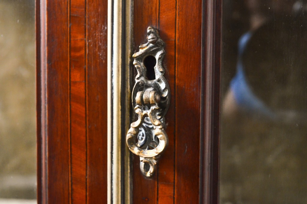 イギリスアンティーク　高級品　マホガニー材　象嵌入りで上品なデザインが目を引くキャビネット(ガラスケース、キュリオケース、チャイナキャビネット、飾り棚、陳列棚)(R-055649)