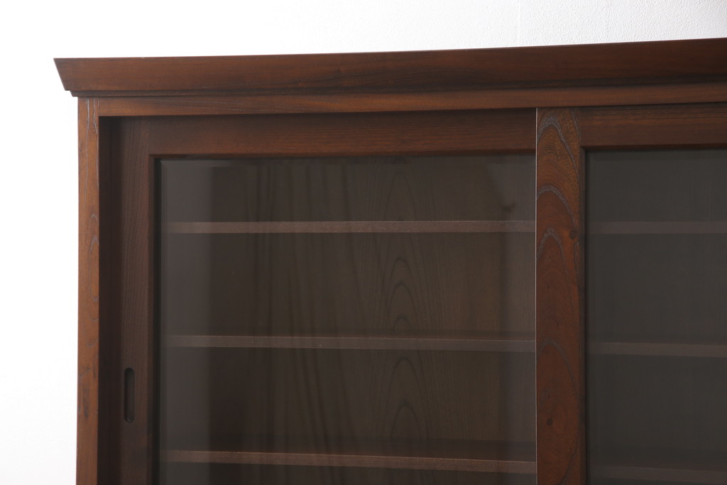 中古　九州民芸家具　引き戸の木目が魅力!上品な佇まいの食器棚(収納棚、キャビネット、飾り棚)(R-048409)