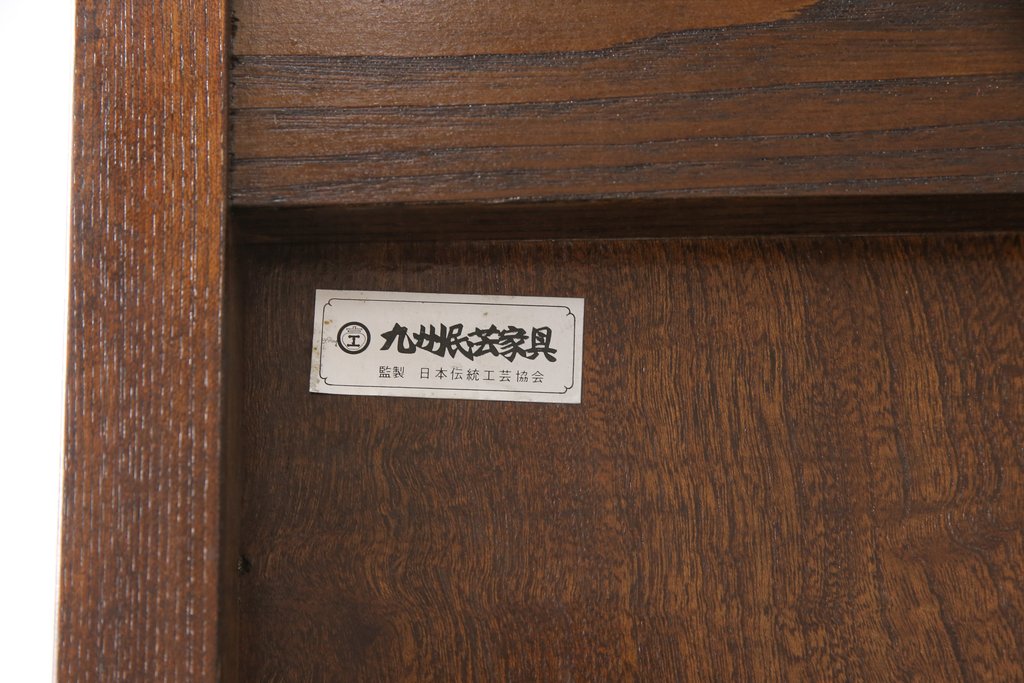 中古　九州民芸家具　引き戸の木目が魅力!上品な佇まいの食器棚(収納棚、キャビネット、飾り棚)(R-048409)