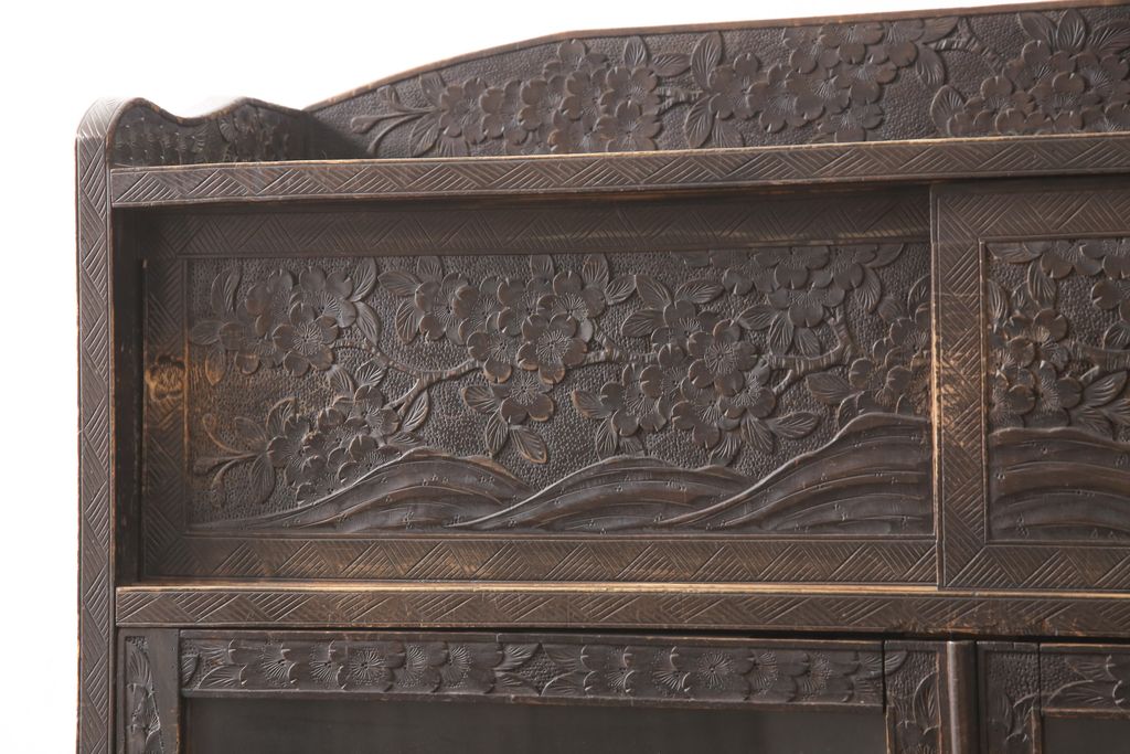 和製アンティーク　軽井沢彫り　桜の彫りが見事!職人技を堪能できるブックケース(本棚、本箱、書棚、収納棚、飾り棚)(R-055566)