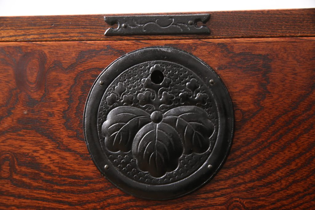 中古　美品　岩谷堂箪笥　迫力ある木目と重厚感ある金具が魅力的な小箪笥(収納箪笥、和たんす、引き出し、チェスト)(R-053954)