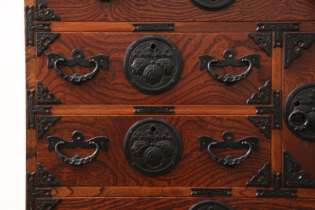 中古　美品　岩谷堂箪笥　迫力ある木目と重厚感ある金具が魅力的な小箪笥(収納箪笥、和たんす、引き出し、チェスト)(R-053954)