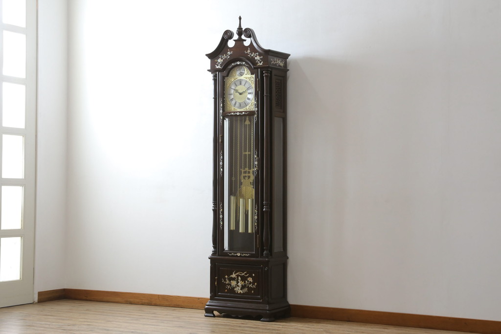 和製ビンテージ　未使用　展示品!!　ドイツ　Hermle(ヘルムレ)社製の時計付き(分銅式　振り子付き)　縞黒檀(シマコクタン)　螺鈿(ラデン)　象嵌入り　細やかな装飾が美しいホールクロック(時計台、振り子時計、ヴィンテージ)(R-076262)