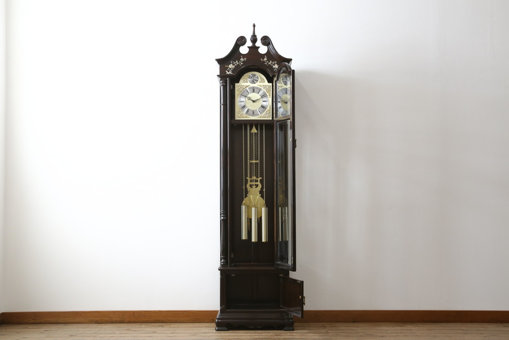 和製ビンテージ　未使用　展示品!!　ドイツ　Hermle(ヘルムレ)社製の時計付き(分銅式　振り子付き)　縞黒檀(シマコクタン)　螺鈿(ラデン)　象嵌入り　細やかな装飾が美しいホールクロック(時計台、振り子時計、ヴィンテージ)(R-076262)