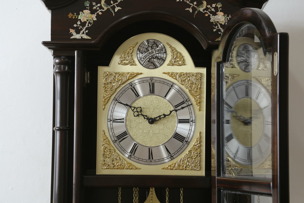和製ビンテージ　未使用　展示品!!　ドイツ　Hermle(ヘルムレ)社製の時計付き(分銅式　振り子付き)　縞黒檀(シマコクタン)　螺鈿(ラデン)　象嵌入り　細やかな装飾が美しいホールクロック(時計台、振り子時計、ヴィンテージ)(R-076262)
