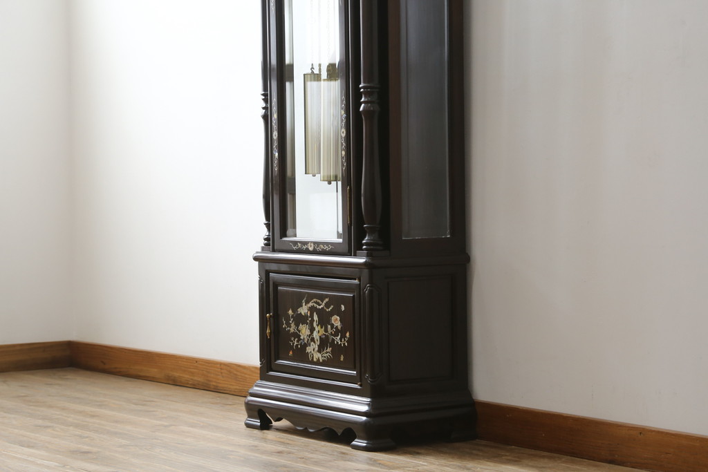 和製ビンテージ　未使用　展示品!!　ドイツ　Hermle(ヘルムレ)社製の時計付き(分銅式　振り子付き)　縞黒檀(シマコクタン)　螺鈿(ラデン)　象嵌入り　細やかな装飾が美しいホールクロック(時計台、振り子時計、ヴィンテージ)(R-076262)