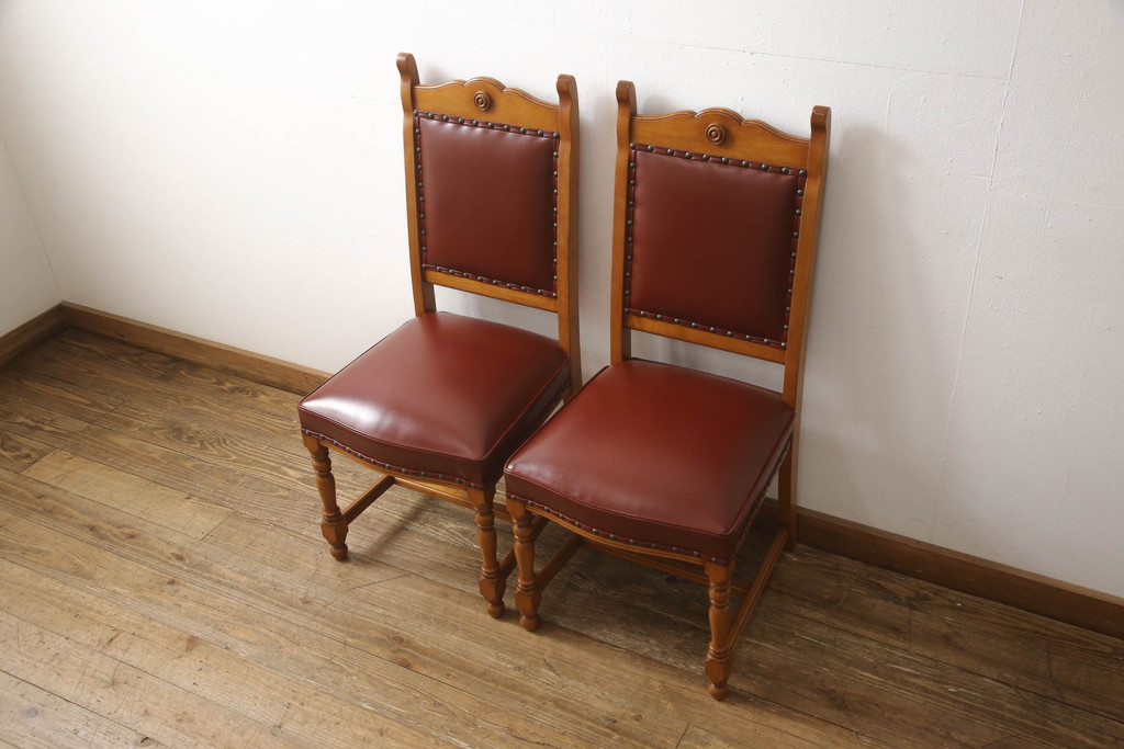 中古　美品　横浜クラシック家具　ダニエル(daniel)　ミッシェル　本革　クラシカルな雰囲気漂うデザインがおしゃれなレザーチェア2脚セット(ダイニングチェア、椅子、本革)(1脚定価約20万円)(R-063229)