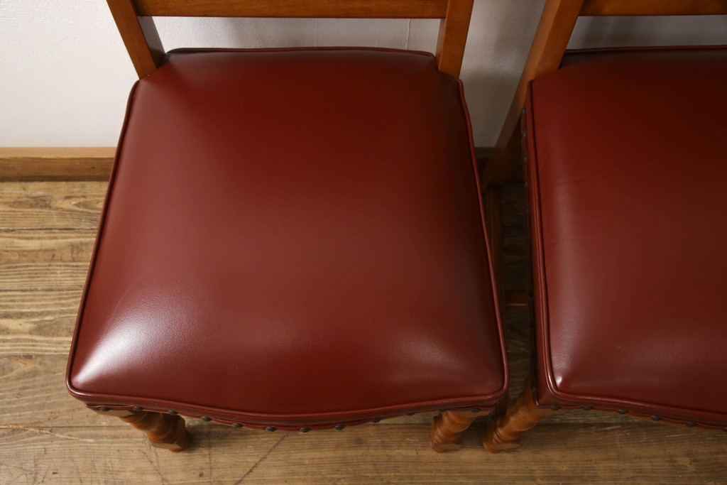 中古　美品　横浜クラシック家具　ダニエル(daniel)　ミッシェル　本革　クラシカルな雰囲気漂うデザインがおしゃれなレザーチェア2脚セット(ダイニングチェア、椅子、本革)(1脚定価約20万円)(R-063229)