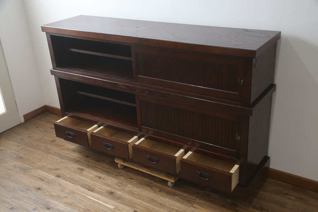 中古　美品!!　欅(ケヤキ)材　上質な和の空間づくりにぴったりな縦格子入りの水屋箪笥サイドボード(食器棚、戸棚、収納棚、サイドキャビネット)(R-079084)