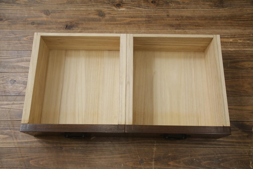 中古　美品!!　欅(ケヤキ)材　上質な和の空間づくりにぴったりな縦格子入りの水屋箪笥サイドボード(食器棚、戸棚、収納棚、サイドキャビネット)(R-079084)