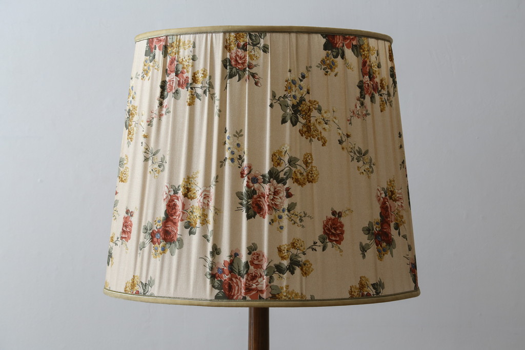 ビンテージ照明　オーク材　落ち着いた色合いの花柄シェードが素敵なフロアスタンド(スタンドライト、スタンド照明、間接照明、ヴィンテージ)(R-069050)