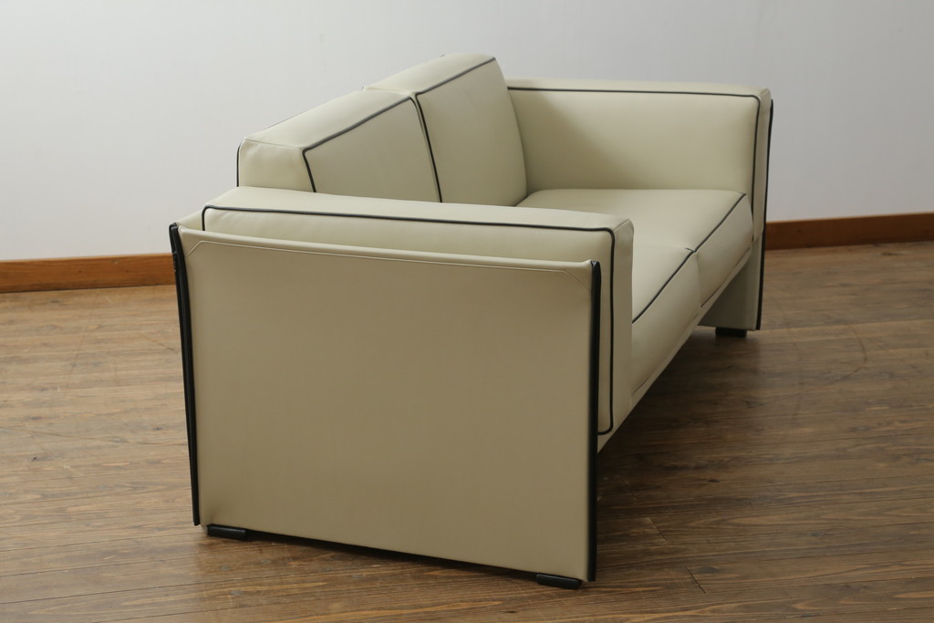 中古　展示品　超美品　Cassina(カッシーナ)　405　DUC(デュック)　FX革　黒のパイピングが空間を引き締める2人掛けソファ(2P、アームソファ、タグ付き)(定価約110万円)(R-060958)