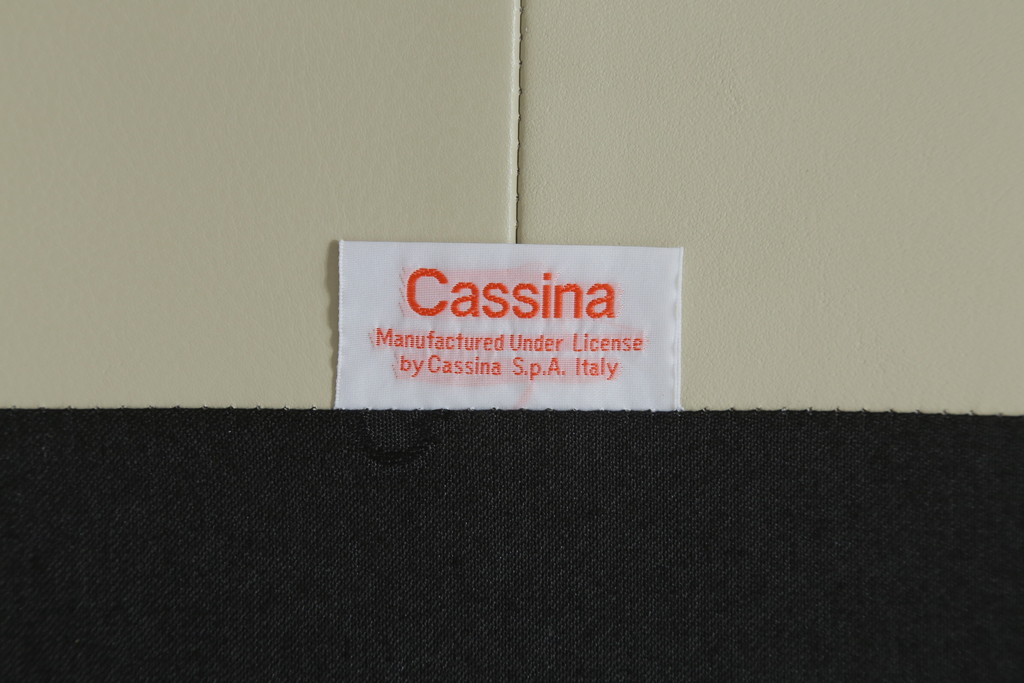中古　展示品　超美品　Cassina(カッシーナ)　405　DUC(デュック)　FX革　黒のパイピングが空間を引き締める2人掛けソファ(2P、アームソファ、タグ付き)(定価約110万円)(R-060958)