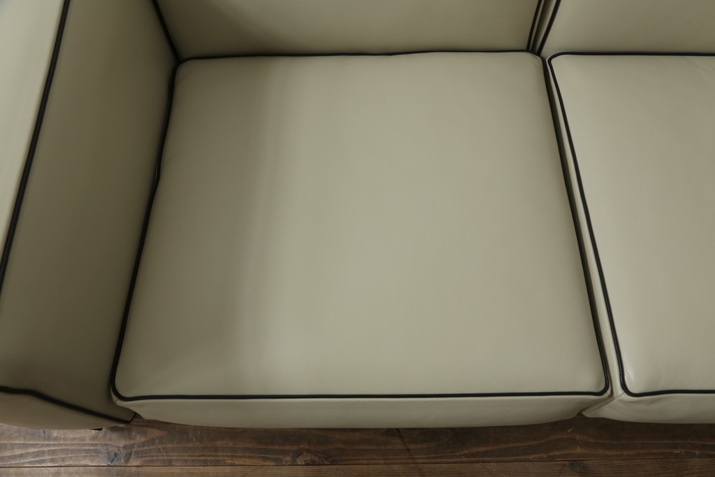 中古　展示品　超美品　Cassina(カッシーナ)　405　DUC(デュック)　FX革　黒のパイピングが空間を引き締める2人掛けソファ(2P、アームソファ)(定価約110万円)(R-060959)