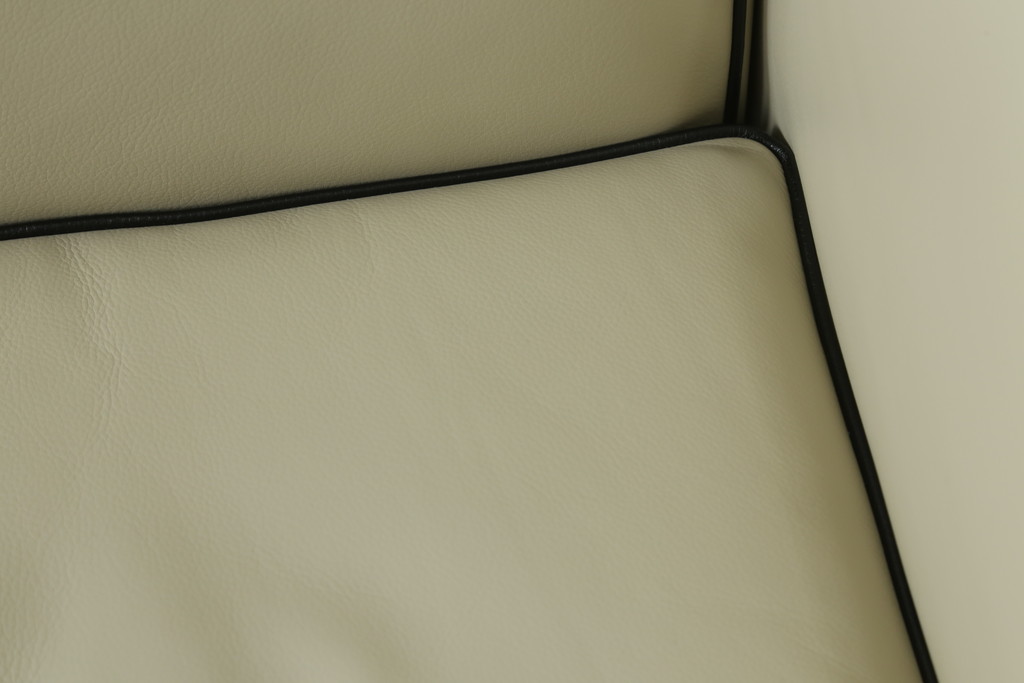 中古　展示品　超美品　Cassina(カッシーナ)　405　DUC(デュック)　FX革　黒のパイピングが空間を引き締める2人掛けソファ(2P、アームソファ)(定価約110万円)(R-060959)