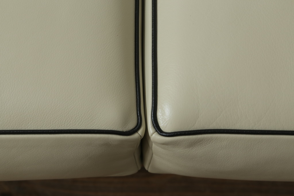 中古　展示品　超美品　Cassina(カッシーナ)　405　DUC(デュック)　FX革　黒のパイピングが空間を引き締める2人掛けソファ(2P、アームソファ)(定価約110万円)(R-060959)