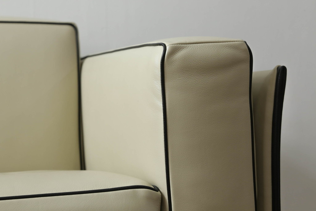 中古　展示品　超美品　Cassina(カッシーナ)　405　DUC(デュック)　FX革　黒のパイピングが空間を引き締める2人掛けソファ(2P、アームソファ)(定価約110万円)(R-060959)