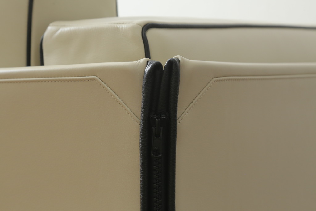中古　展示品　超美品　Cassina(カッシーナ)　405　DUC(デュック)　FX革　黒のパイピングが空間を引き締める2人掛けソファ(2P、アームソファ)(定価約110万円)(R-060959)