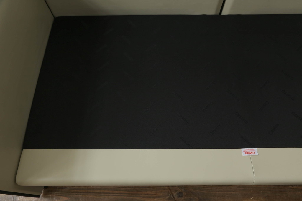 中古　展示品　超美品　Cassina(カッシーナ)　405　DUC(デュック)　FX革　黒のパイピングが空間を引き締める2人掛けソファ(2P、アームソファ)(定価約110万円)(R-060959)
