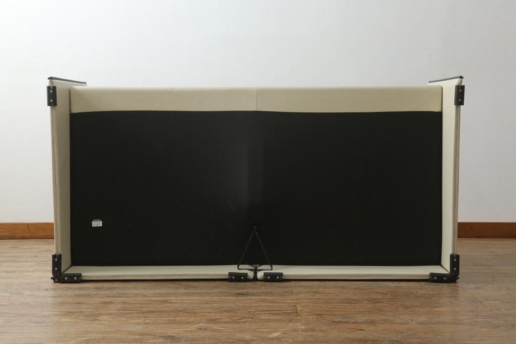 中古　展示品　超美品　Cassina(カッシーナ)　405　DUC(デュック)　FX革　黒のパイピングが空間を引き締める2人掛けソファ(2P、アームソファ)(定価約110万円)(R-060959)